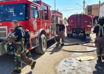 Hombre intenta salvar a niña en peligro durante incendio en casa