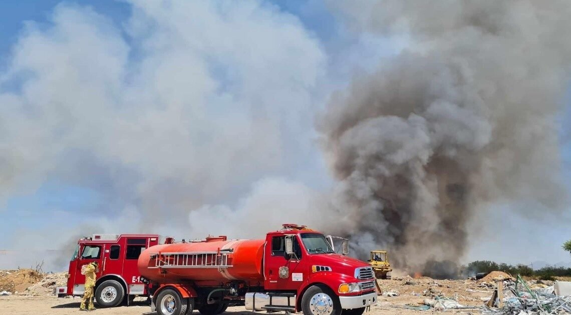 Incendio en antiguo relleno sanitario de Hermosillo genera enorme columna de humo