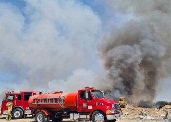 Incendio en antiguo relleno sanitario de Hermosillo genera enorme columna de humo