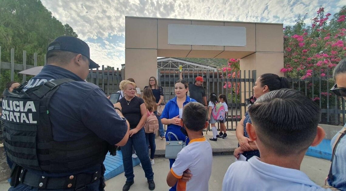 Hermosillo: Padres de familia toman escuela primaria; exigen se remueva a maestra Hermosillo: Padres de familia toman escuela primaria; exigen se remueva a maestra