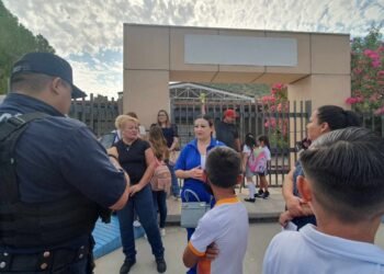 Hermosillo: Padres de familia toman escuela primaria; exigen se remueva a maestra