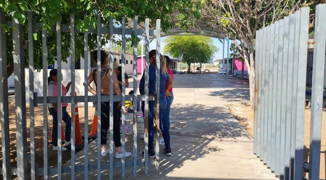 Padres de familia cierran primaria en Puerta Real; exigen solución a problemas eléctricos