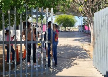 Padres de familia cierran primaria en Puerta Real; exigen solución a problemas eléctricos