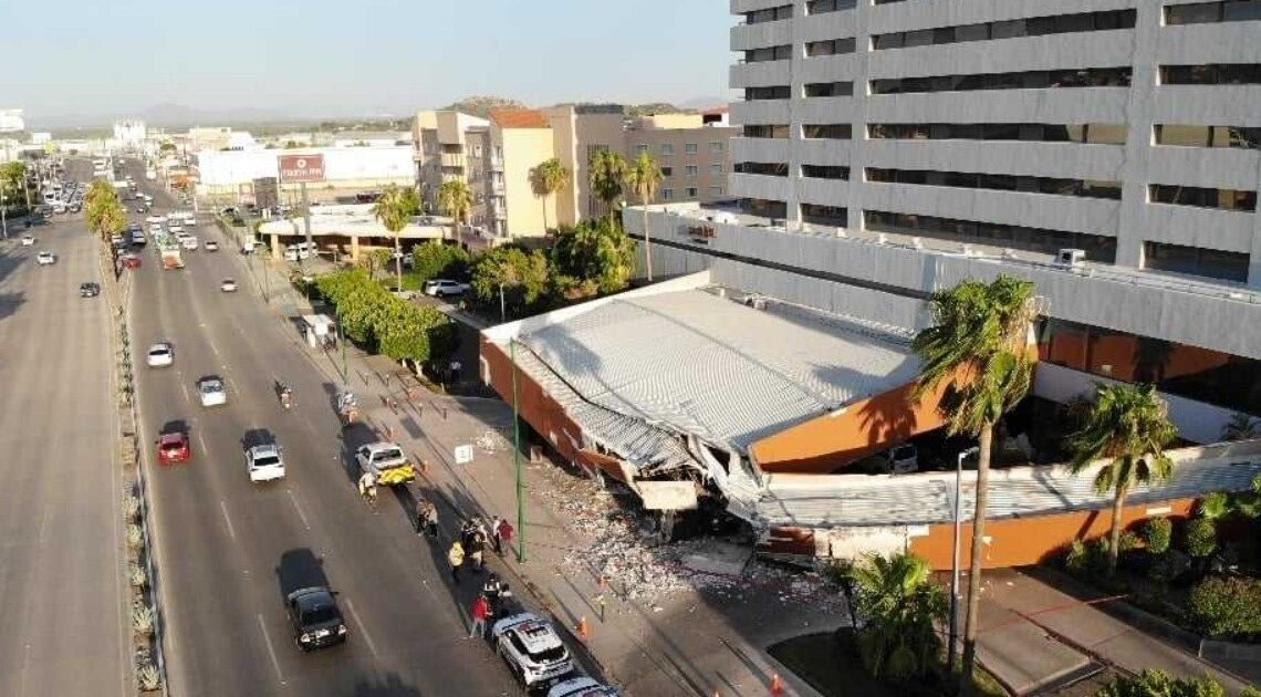 Investigan qué provocó caída de fachada de hotel Fiesta Americana de Hermosillo