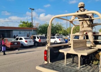Balean a guardia de seguridad de clínica del IMSS frente a derechohabientes