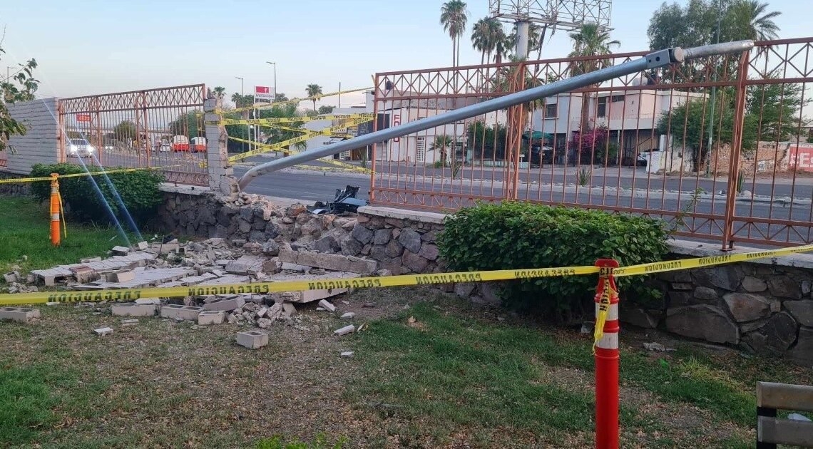 Sin lesionados accidente de van contra barda de la Unison: Policía de Hermosillo