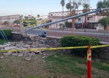 Sin lesionados accidente de van contra barda de la Unison: Policía de Hermosillo