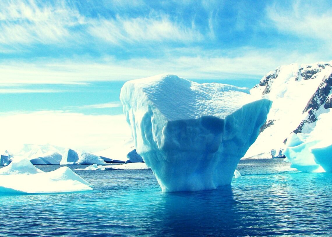 La Antártida: Pérdida de Hielo Alarmante y Retroceso Histórico en la Capa Helada