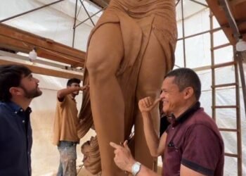 Crean estatua monumental de Shakira