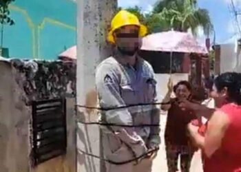 Empleado de la CFE es amarrado al poste por usuarios inconformes