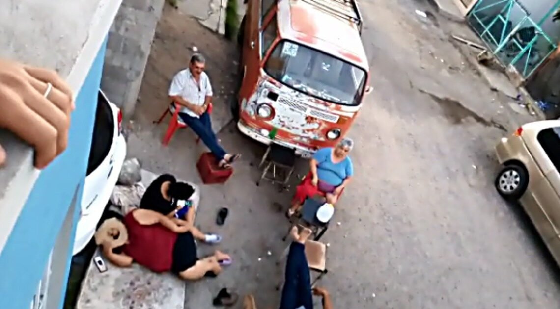 Vecinos duermen afuera de sus casas en Los Naranjos por apagón de 17 Horas Vecinos duermen afuera de sus casas en Los Naranjos por apagón de 17 Horas