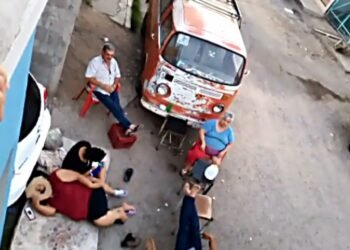Vecinos duermen afuera de sus casas en Los Naranjos por apagón de 17 Horas