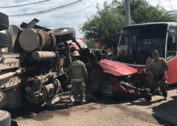 Aparatoso choque deja dos lesionados al sur de Hermosillo