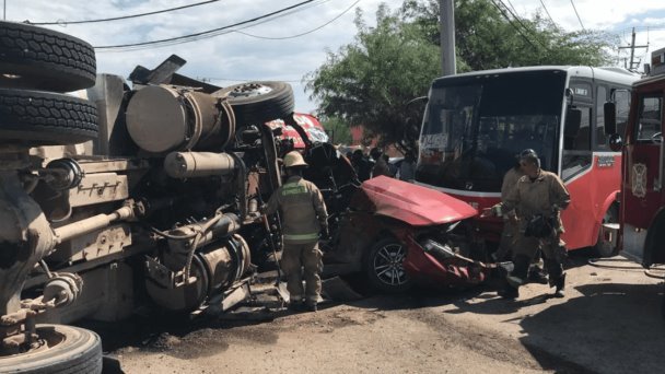 Aparatoso choque deja dos lesionados al sur de Hermosillo Aparatoso choque deja dos lesionados al sur de Hermosillo