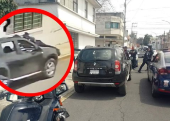 Conductor arrastra a policía de tránsito para evitar una multa