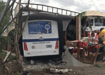Camión se estrella en restaurante de mariscos tras falla mecánica