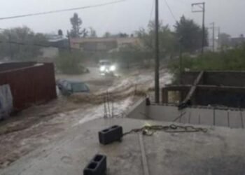Lluvias de ‘Hilary’ arrastran camioneta; bucan al conductor