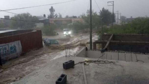 Lluvias de ‘Hilary’ arrastran camioneta; bucan al conductor Lluvias de ‘Hilary’ arrastran camioneta; bucan al conductor