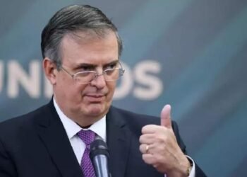 Marcelo Ebrard seguirá en Morena