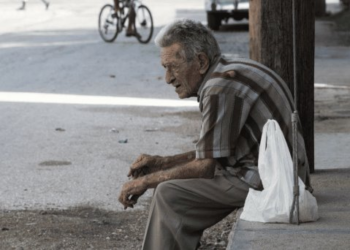 Encuesta revela que una de cada 5 personas percibe a abuelos como una carga