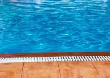 Muere menor electrocutado en una piscina; madre exige justicia