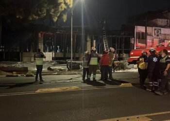 Joven cae de 14 metros luego de romperse rejilla de respiradero en Cdmx