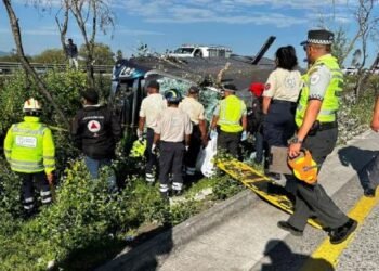 Volcadura de autobús deja 7 muertos en autopista México-Querétaro