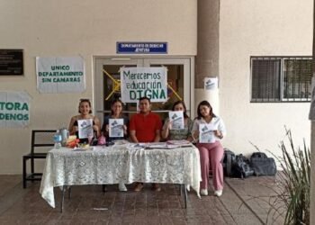 Estudiantes de Unison se manifiestan para buscar mejores condiciones