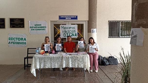 Estudiantes de Unison se manifiestan para buscar mejores condiciones Estudiantes de Unison se manifiestan para buscar mejores condiciones