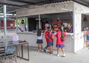 Padres reportan irregularidades en tienda de una escuela de Hermosillo