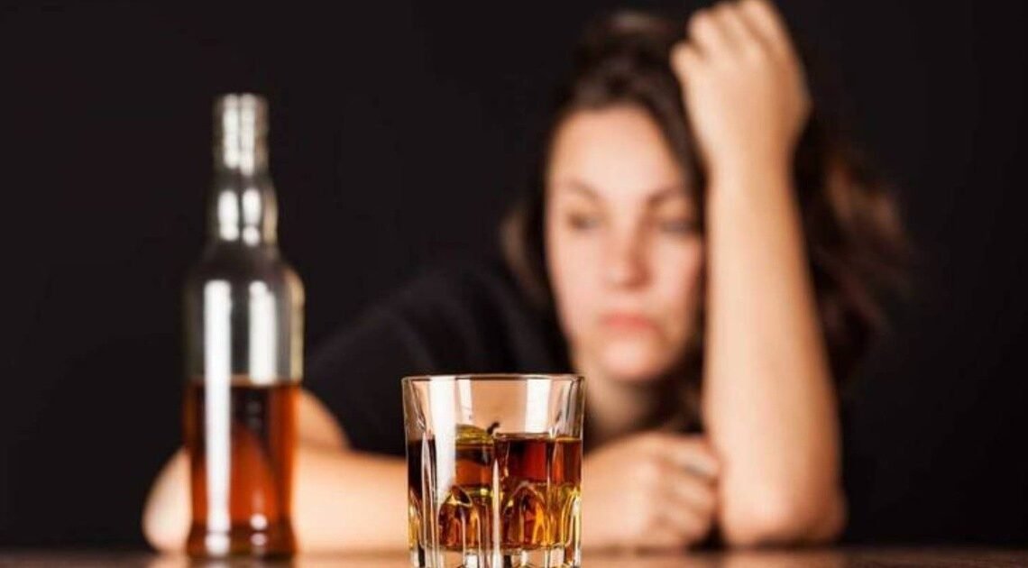 Advierten sobre causas emocionales de las adicciones en mujeres