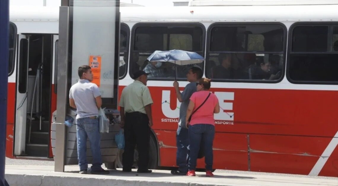 Chofer de la línea 2 ayuda a mujer embarazada que sufrió desmayo dentro del camión en Hermosillo Chofer de la línea 2 ayuda a mujer embarazada que sufrió desmayo dentro del camión en Hermosillo