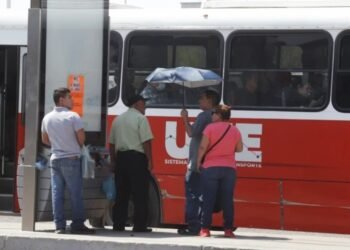 Chofer de la línea 2 ayuda a mujer embarazada que sufrió desmayo dentro del camión en Hermosillo