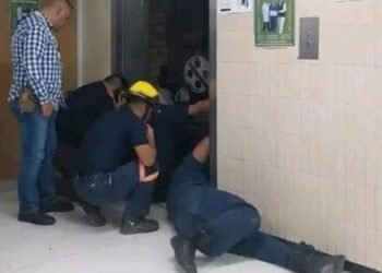 Falla elevador del IMSS en Monclova y rescatan a 7 personas atrapadas