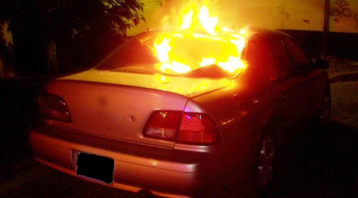 Hombre amenaza con quemar el carro a su pareja luego de no haber ido por él al trabajo Hombre amenaza con quemar el carro a su pareja luego de no haber ido por él al trabajo