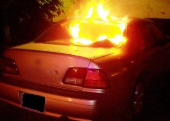 Hombre amenaza con quemar el carro a su pareja luego de no haber ido por él al trabajo