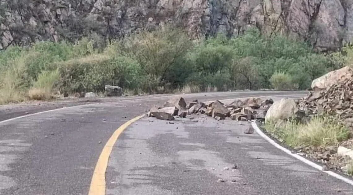 Caída de Tierra y Piedras en Carretera Hermosillo-Nogales