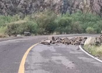 Caída de Tierra y Piedras en Carretera Hermosillo-Nogales