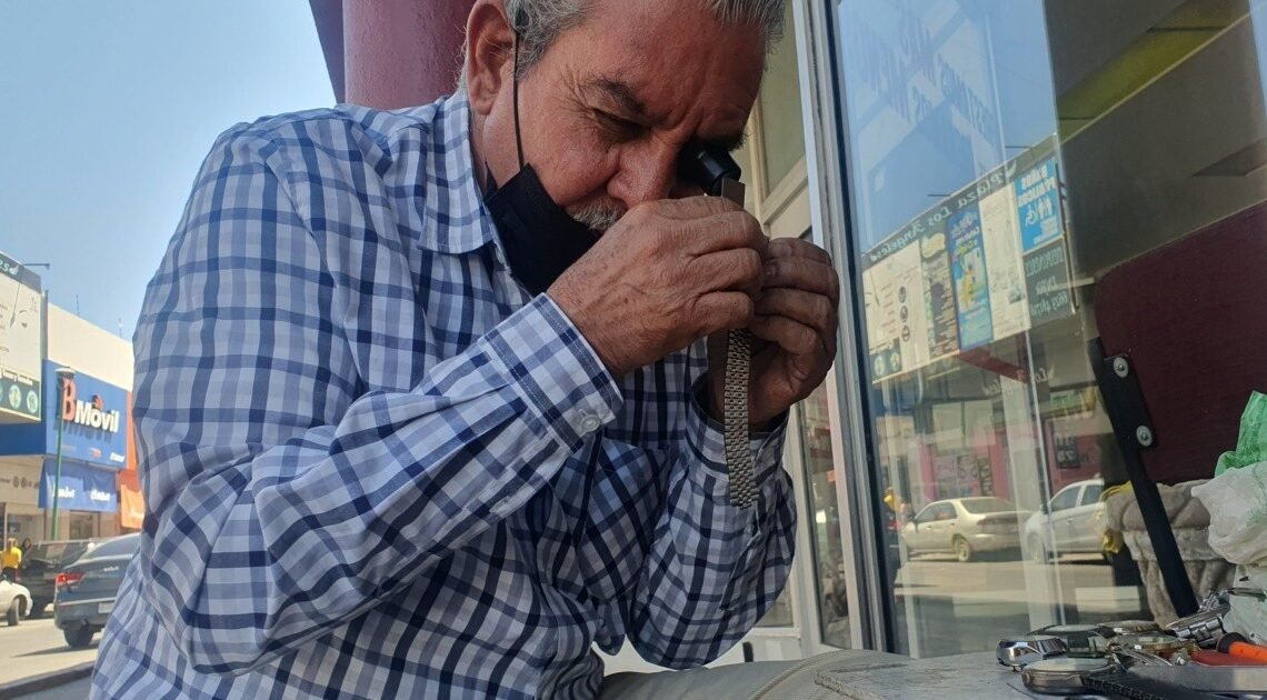 Hermosillo: Felipe es el relojero de la esquina desde hace más de una decada