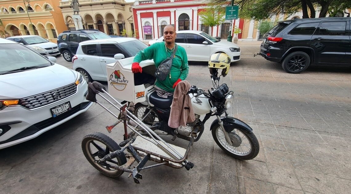 Martín recorre hasta 100 kilómetros al día repartiendo pizzas en Hermosillo