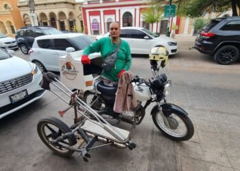 Martín recorre hasta 100 kilómetros al día repartiendo pizzas en Hermosillo