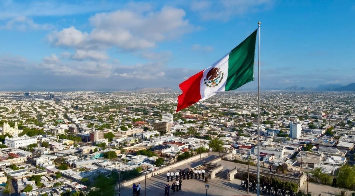 Preside alcalde de Hermosillo honores a la Bandera en el Cerro de la Campana