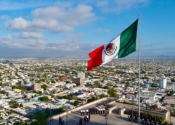 Preside alcalde de Hermosillo honores a la Bandera en el Cerro de la Campana