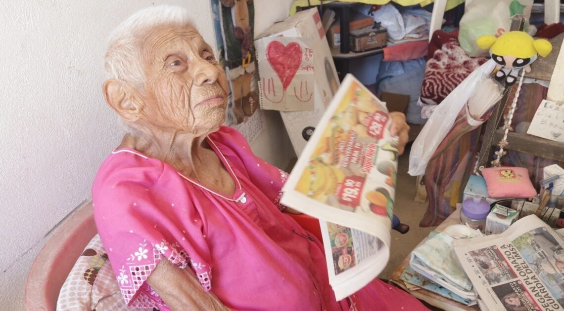 Hermosillo: Doña Lupita está por cumplir 101 años y asegura que sobrevivió 2 pandemias, además ¡Madruga a leer el periódico!