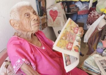 Hermosillo: Doña Lupita está por cumplir 101 años y asegura que sobrevivió 2 pandemias, además ¡Madruga a leer el periódico!