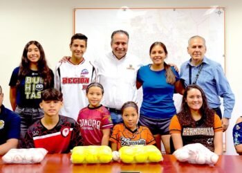 Entrega alcalde de Hermosillo apoyo económico a deportistas