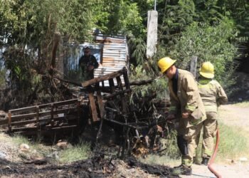 Hermosillo: Vecina del Coloso Bajo quema basura y fuego se sale de control
