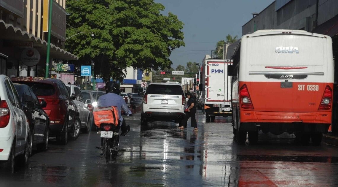 Cae lluvia con Sol en el Centro de Hermosillo