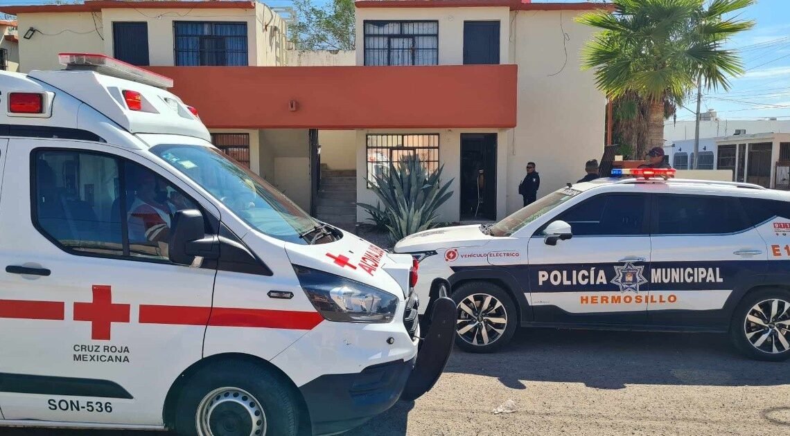 Hermosillo: Mujer de la tercera edad es rescatada por Bomberos tras sufrir una caída en su casa