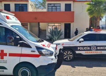 Hermosillo: Mujer de la tercera edad es rescatada por Bomberos tras sufrir una caída en su casa